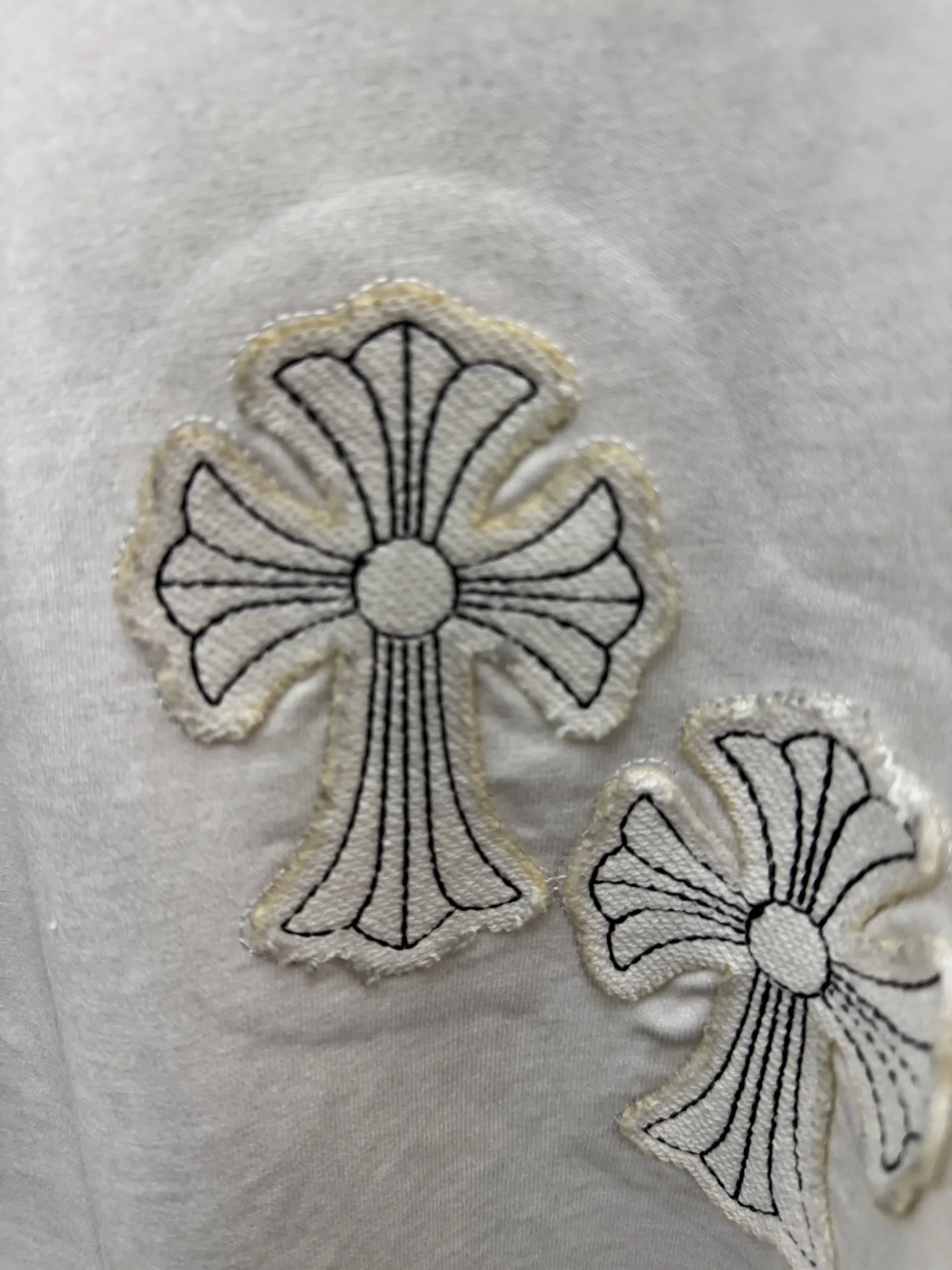 P240 top version, real shot without P, ​​different from market currency) 𝗖𝗵𝗿𝗼𝗺𝗲 𝗛𝗲𝗮𝗿𝘁𝘀/Croxin 2026 spring new original single counter American washed patch embroidered couple short sleeves 👑The highest version! Customized fabric 320 grams, washed and fried, a hot-selling model at the counter, very comfortable to wear. Accessories: original molded and authenticated collar label➕100% silk wash label. Genuine purchase-grade original hangtag➕matching hanging rope➕3D hanging beads➕original packaging bag. Craftsmanship: The original version has consistent wiring! The highest version of the armhole matching technique! Color: Black White Size: S M L XL Style No.: 5206